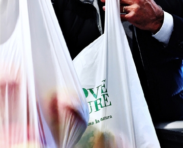 T-shirt and die-cut handle bags